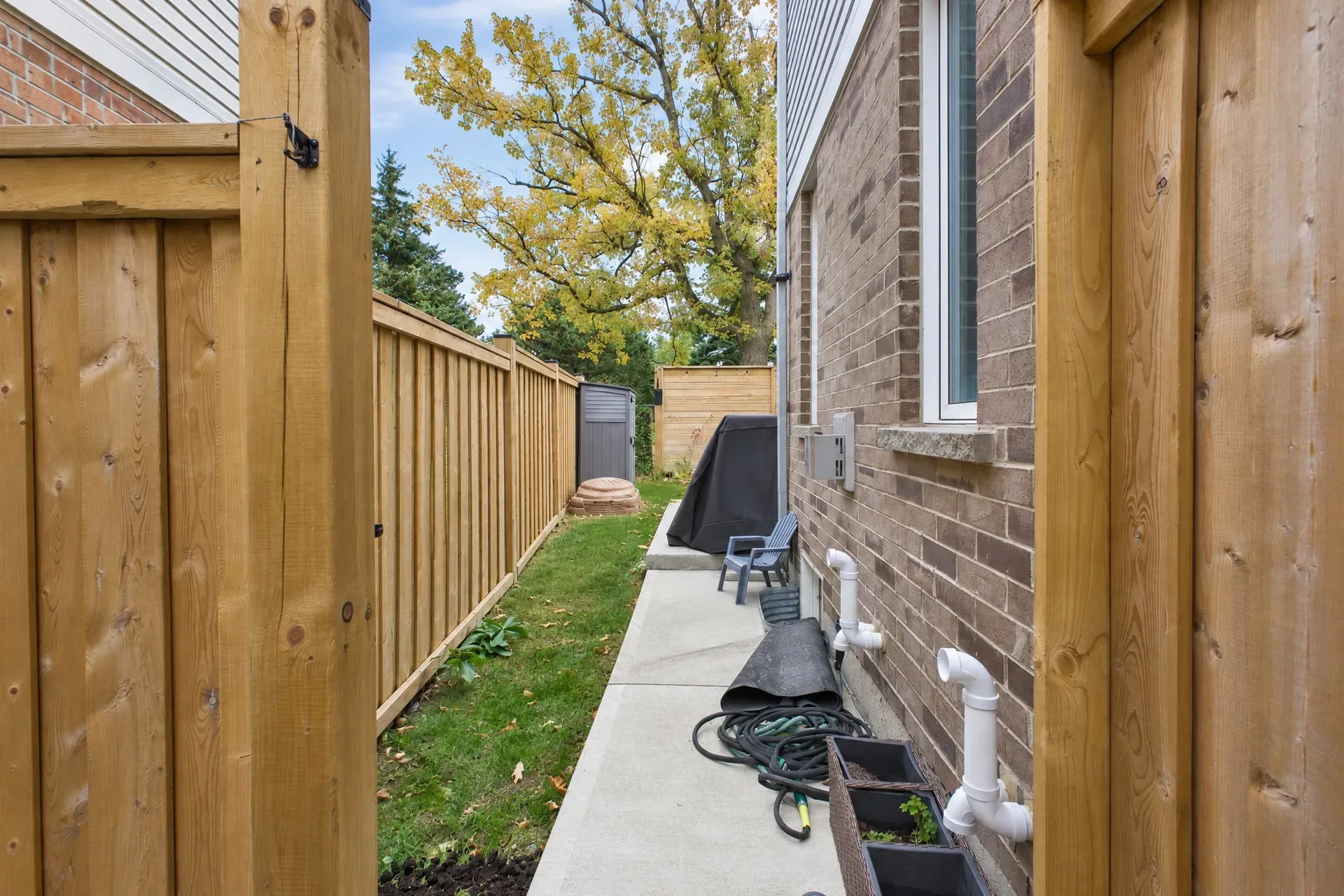 Side yard access: Gate entry from the street side