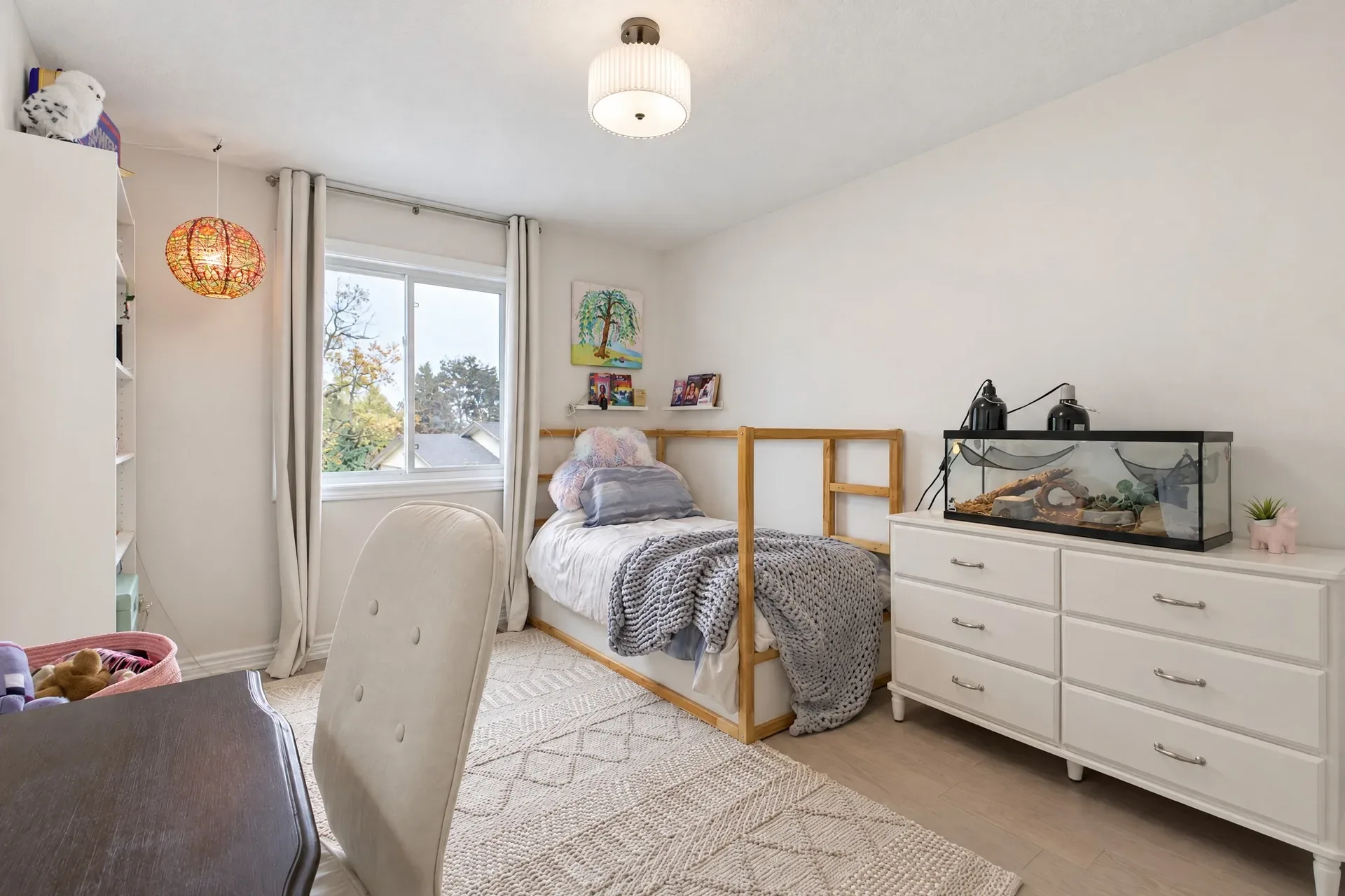 Secondary bedroom: Sunny room with generous storage