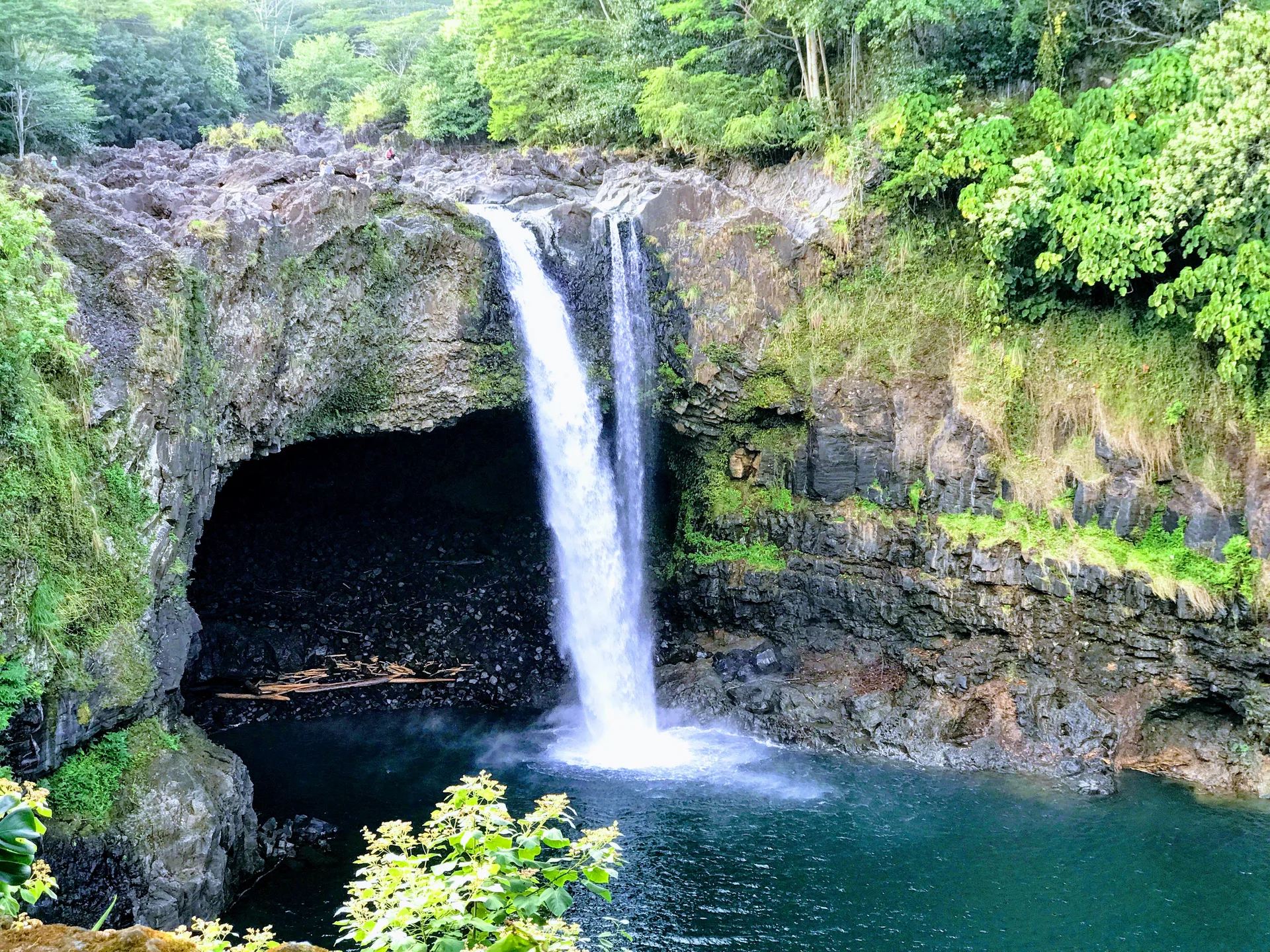 Rainbow Falls surrounded by tropical vegetation along the Wailuku River in Hilo