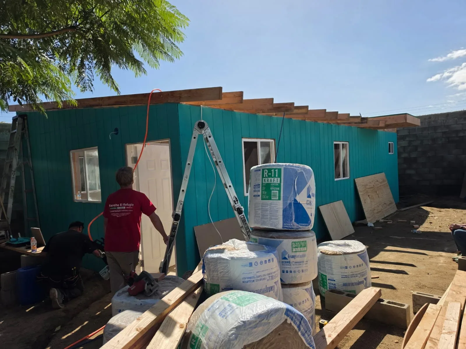 Construction of the teal-sided dormitory for young people in rehabilitation at the El Sembrador rehab center in Ensenada