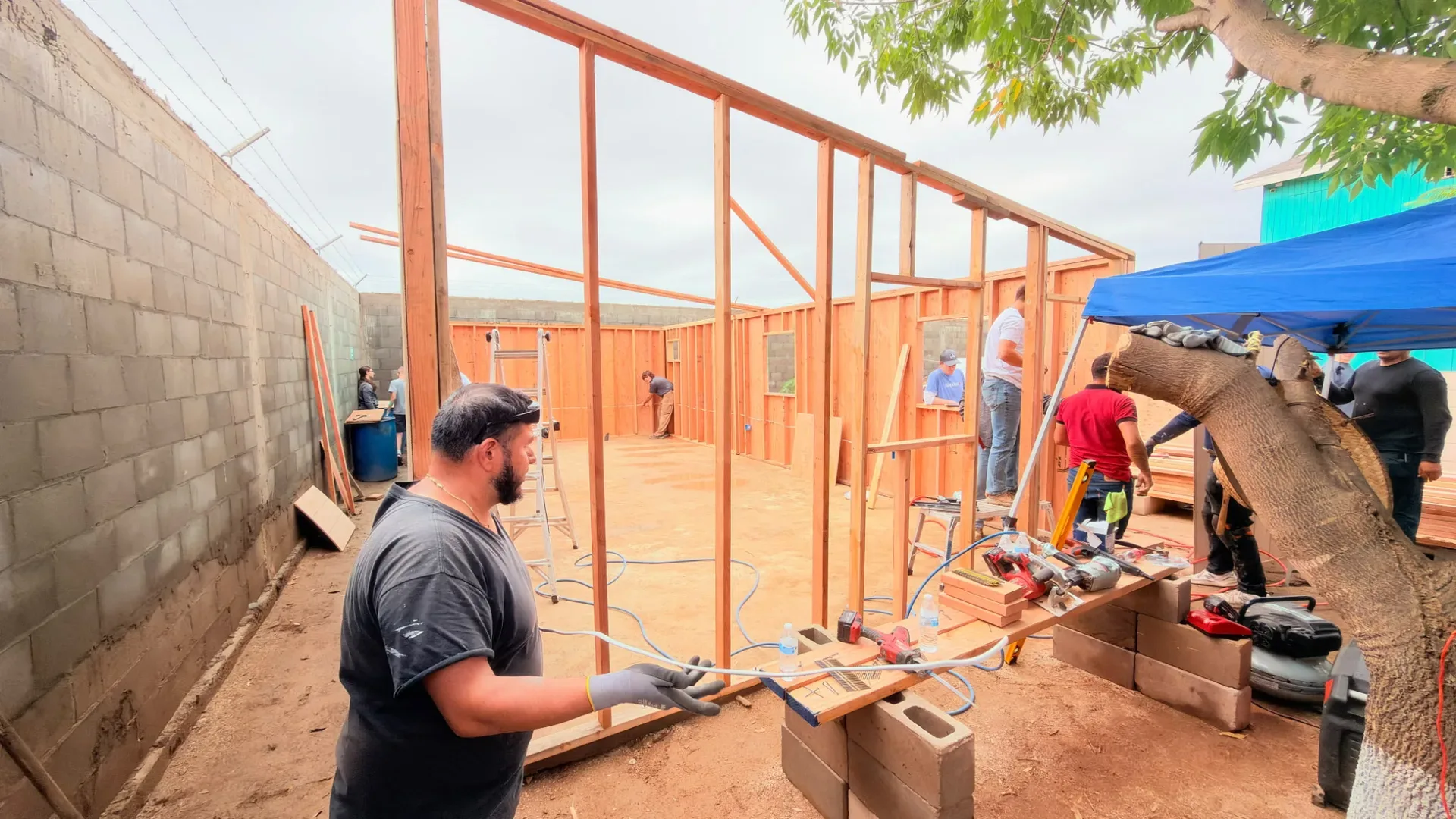 Framing of the dormitory for young people in rehabilitation at the El Sembrador rehab center in Ensenada
