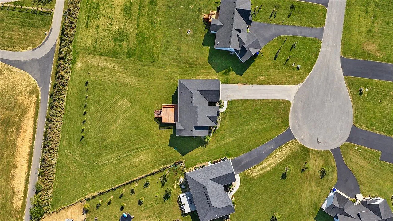Aerial view of 87 Stone Trace Ct with its expansive backyard in a cul-de-sac neighborhood