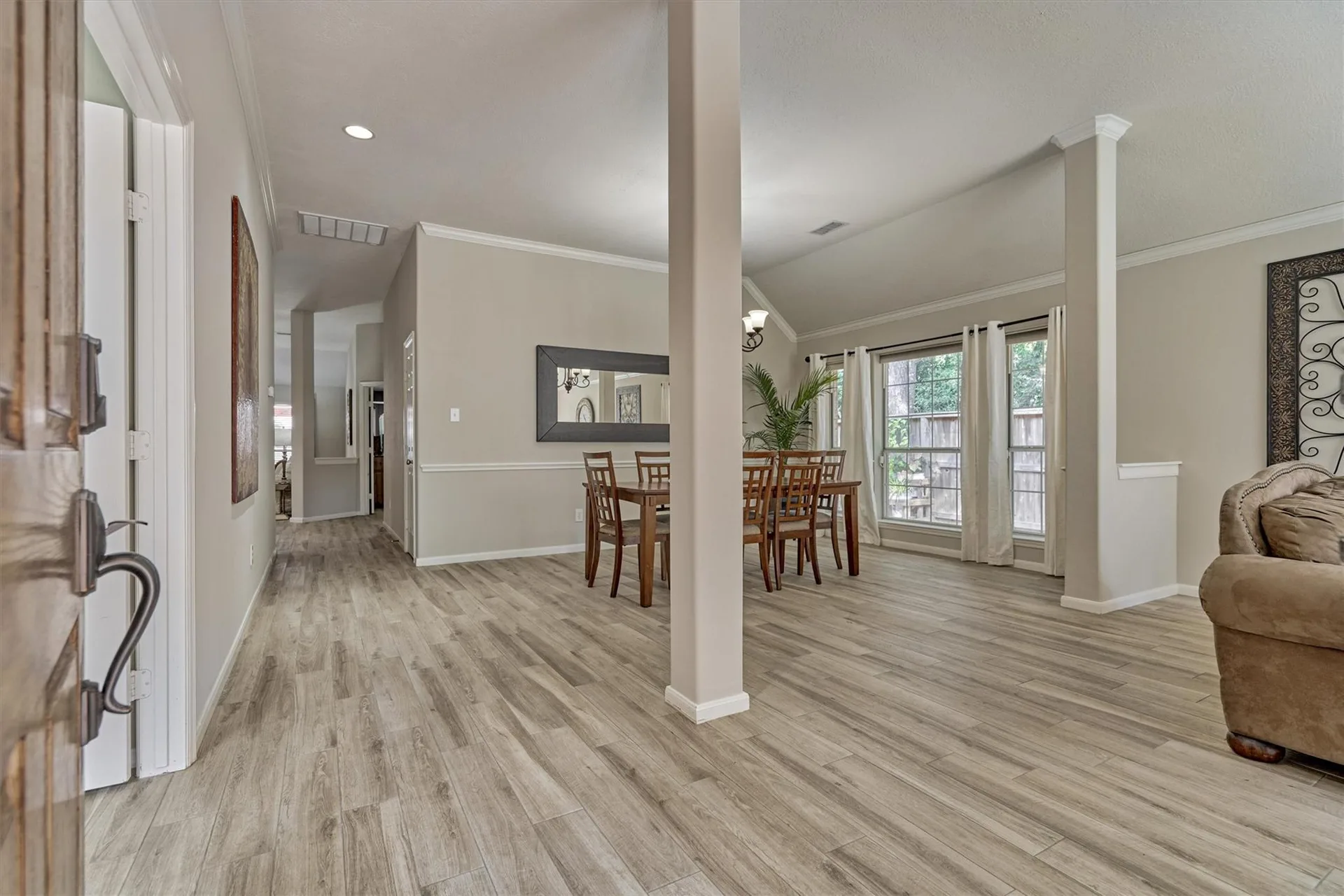 Open-concept foyer and dining area with vaulted ceilings