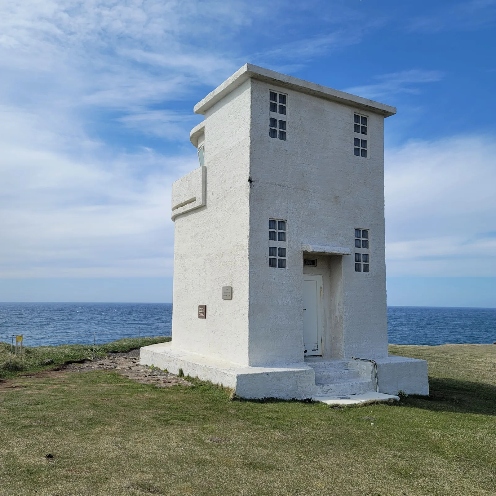 Faro de Bjargtangar sobre los acantilados de Látrabjarg, en los fiordos del oeste de Islandia