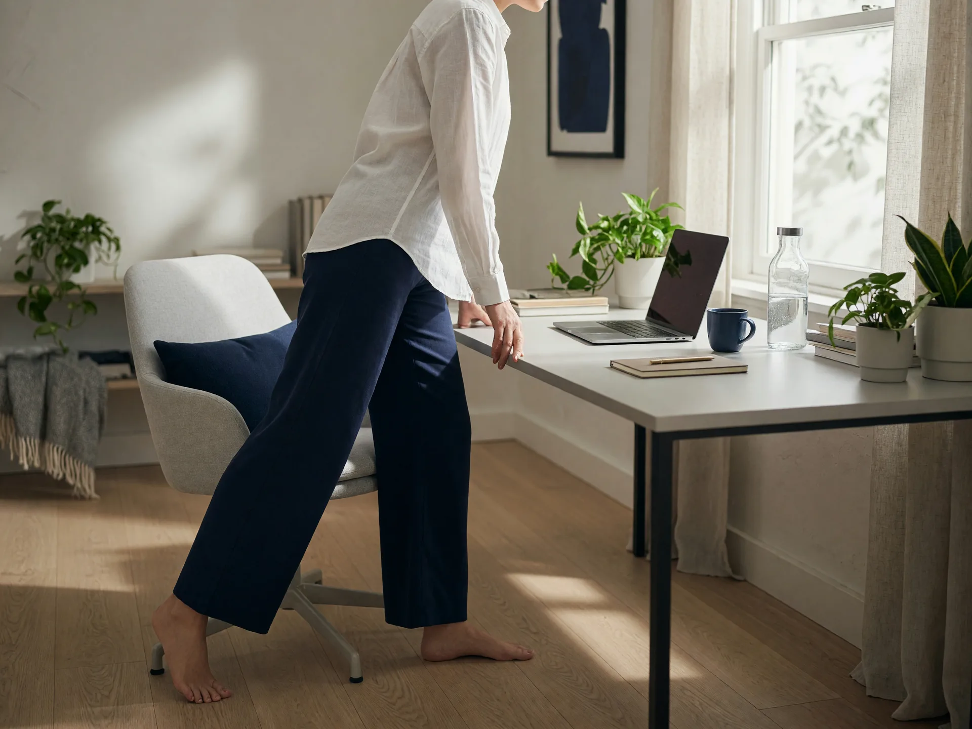 Taking a standing movement break at a desk, a simple habit for better circulation