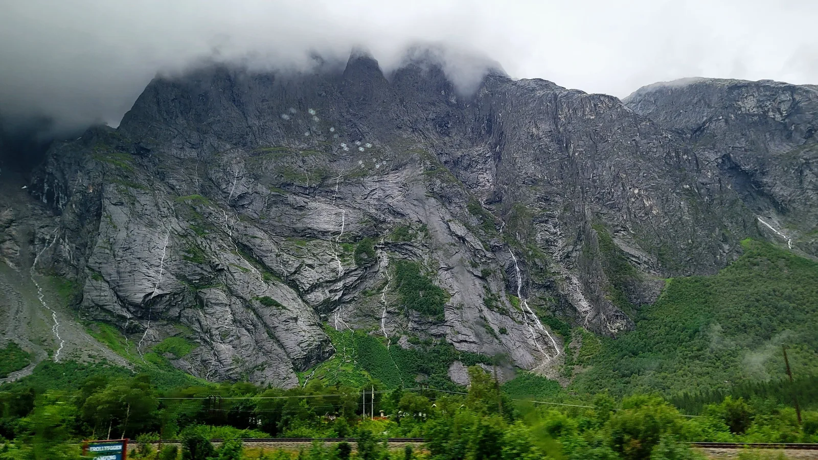 Trollveggen, un rostro de acantilado vertical sobre el valle de Romsdalen, Noruega