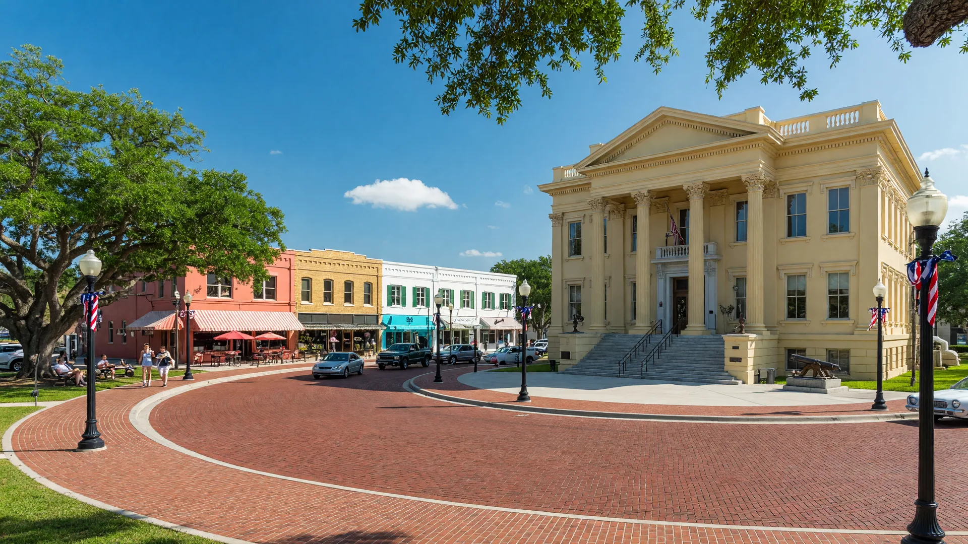 Historic Downtown Circle in Sebring, Florida with the Highlands County Courthouse and brick streets