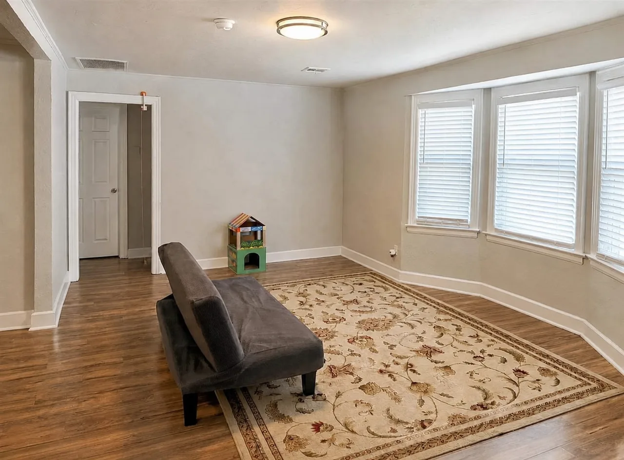 Secondary living room with bay windows