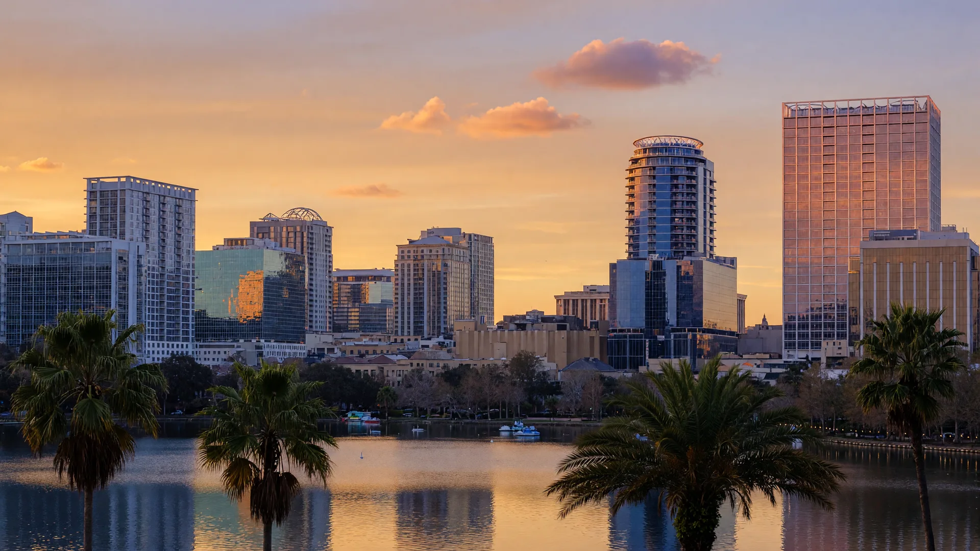 Horizonte de Orlando Florida al atardecer con Lake Eola