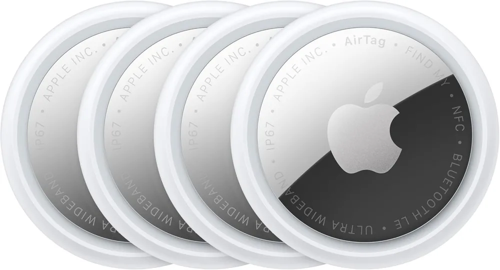 Fotografía de producto de Apple AirTag (2.ª generación), paquete de 4, cuatro AirTags blancos y redondos sobre un fondo limpio