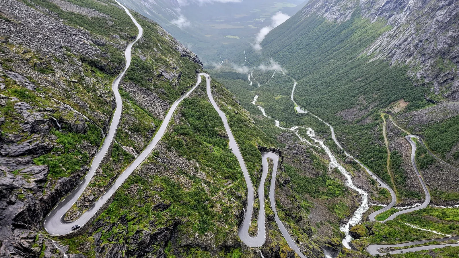 Trollstigen, el Camino de los Trolls, una empinada carretera de montaña en Rauma, Noruega