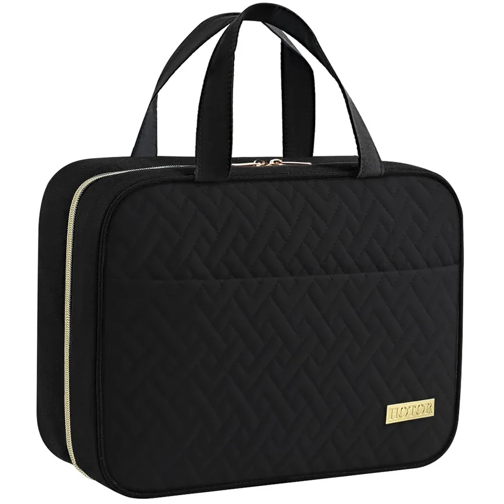 Bolsa de aseo colgante de viaje, abierta y ordenadamente organizada con compartimentos transparentes, fotografía de producto