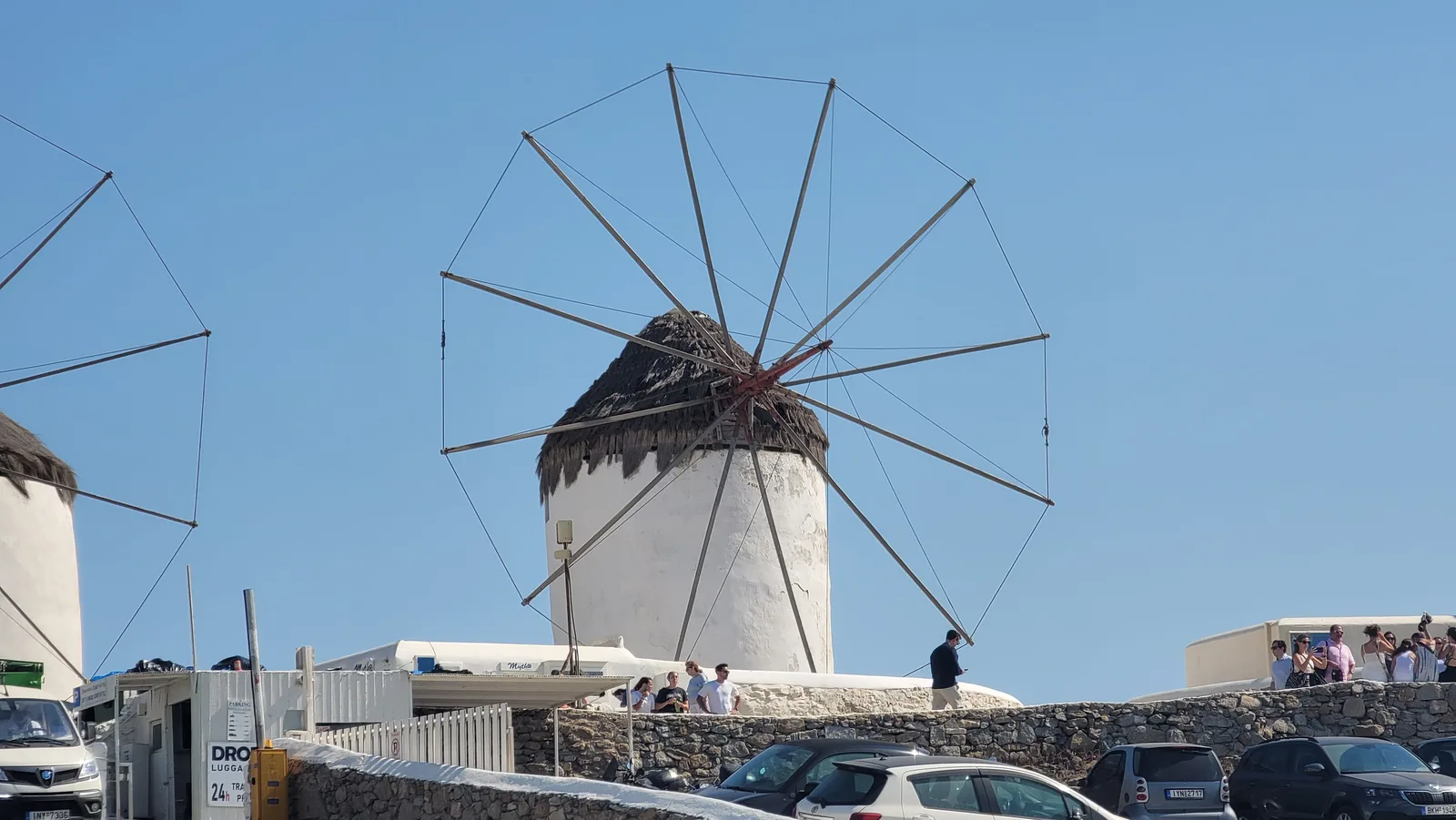 Los molinos Kato Mili sobre la ciudad de Mykonos a la hora dorada