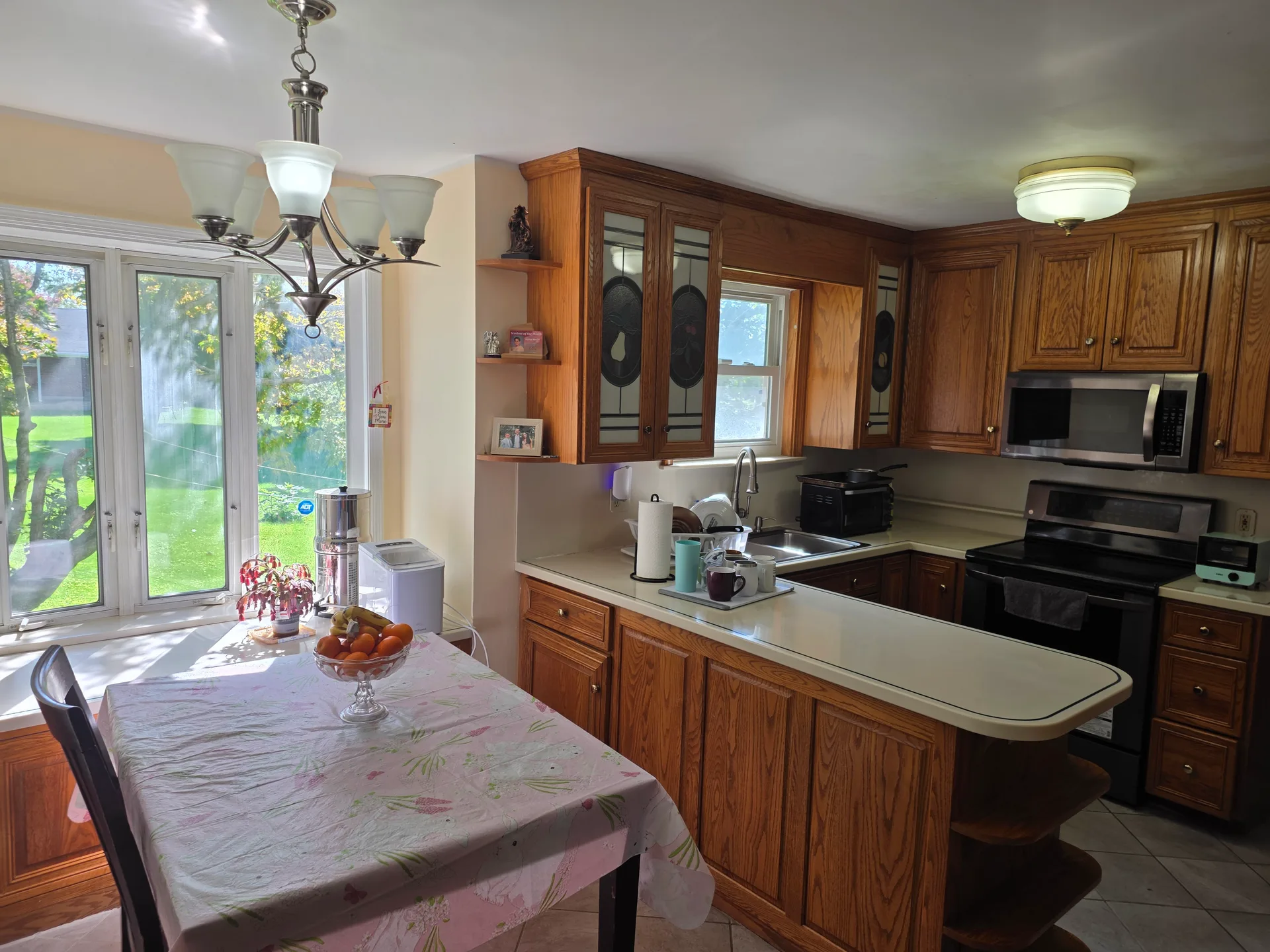 Kitchen with eat-in dining space