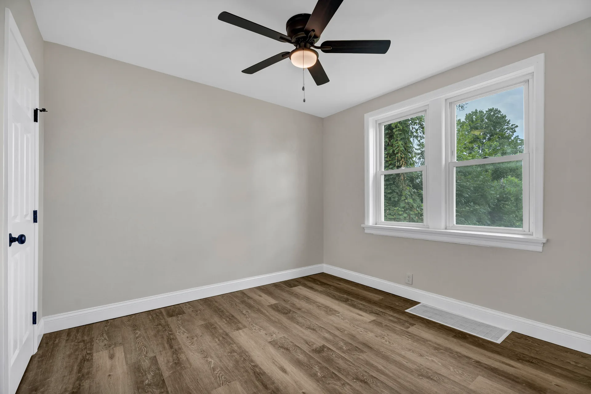 Neutral bedroom with ceiling fan