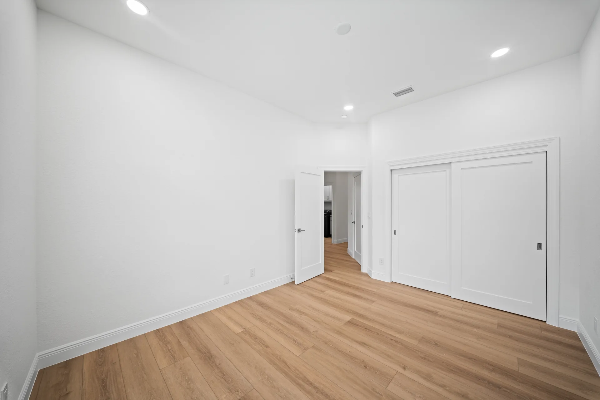 Vacant bedroom with recessed lighting