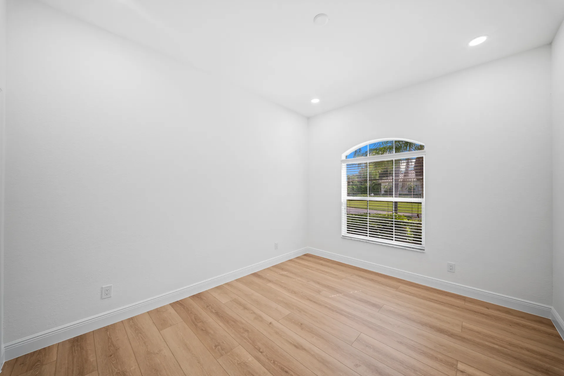 Bedroom with arched window