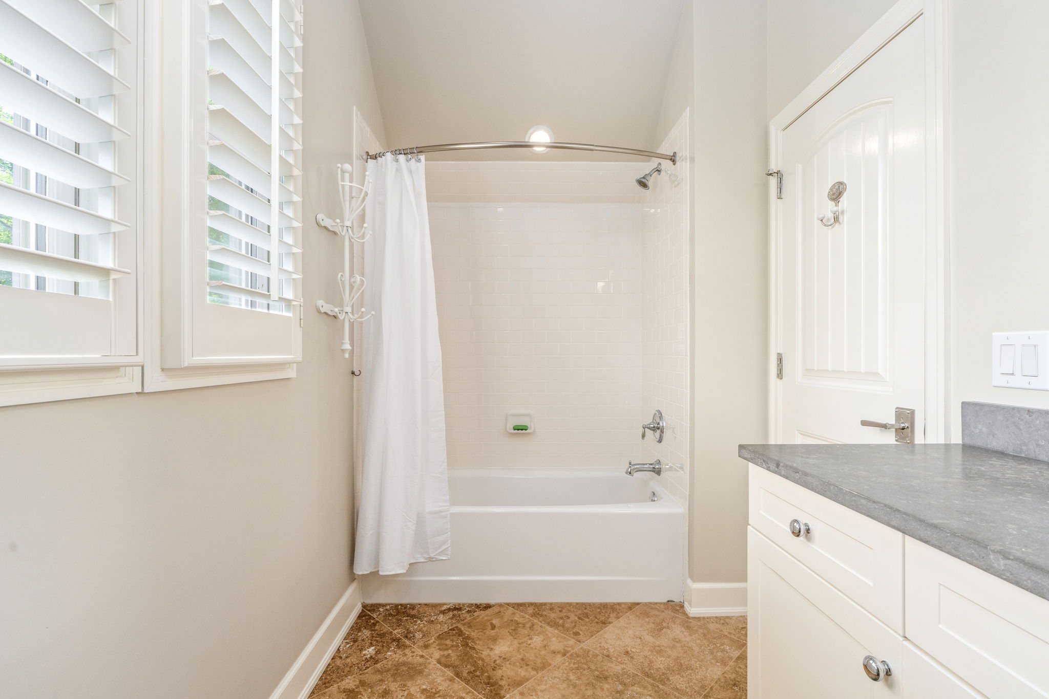 Guest bathroom with modern finishes