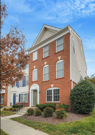 Well-maintained suburban homes in Chantilly Virginia with manicured lawns