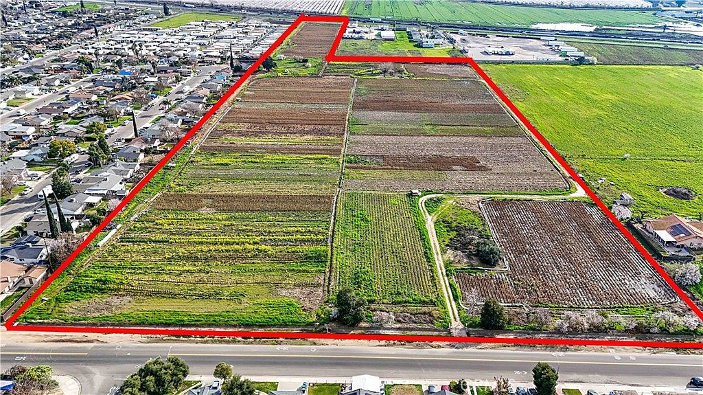Wide-angle view of the open land at 2577 Lobo Ave Merced with agricultural fields