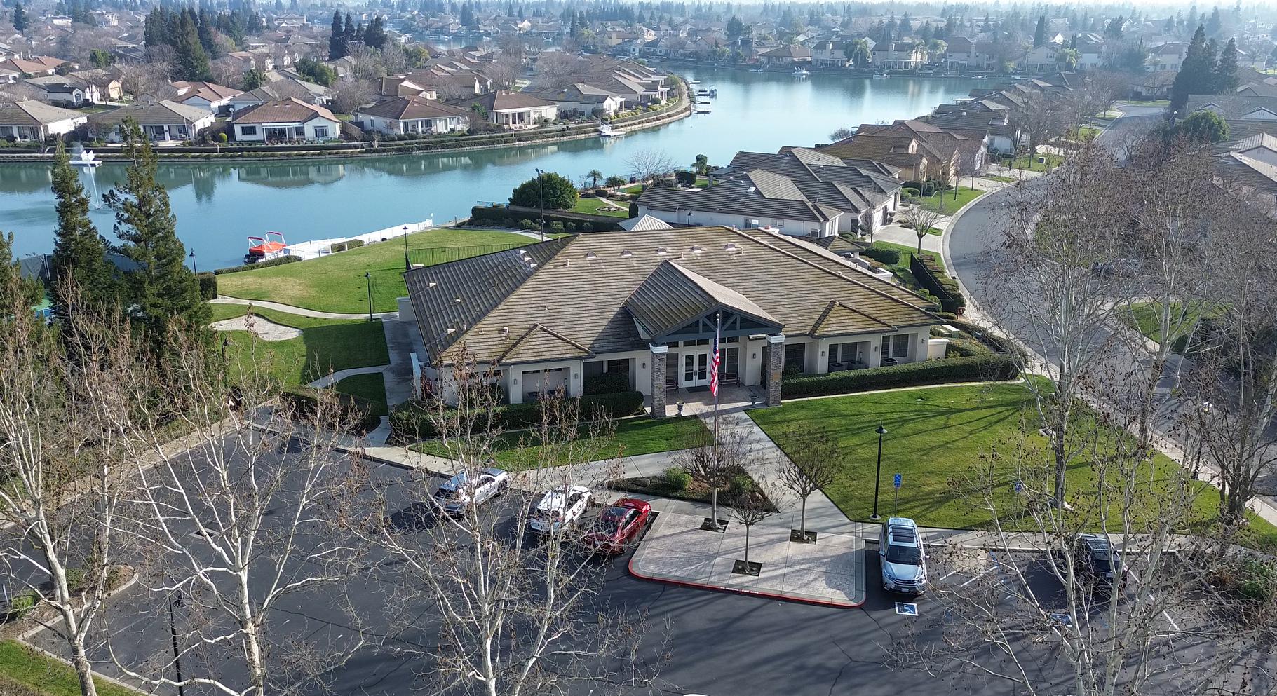 The clubhouse and the lake at Heritage Lakeside in Elk Grove, California