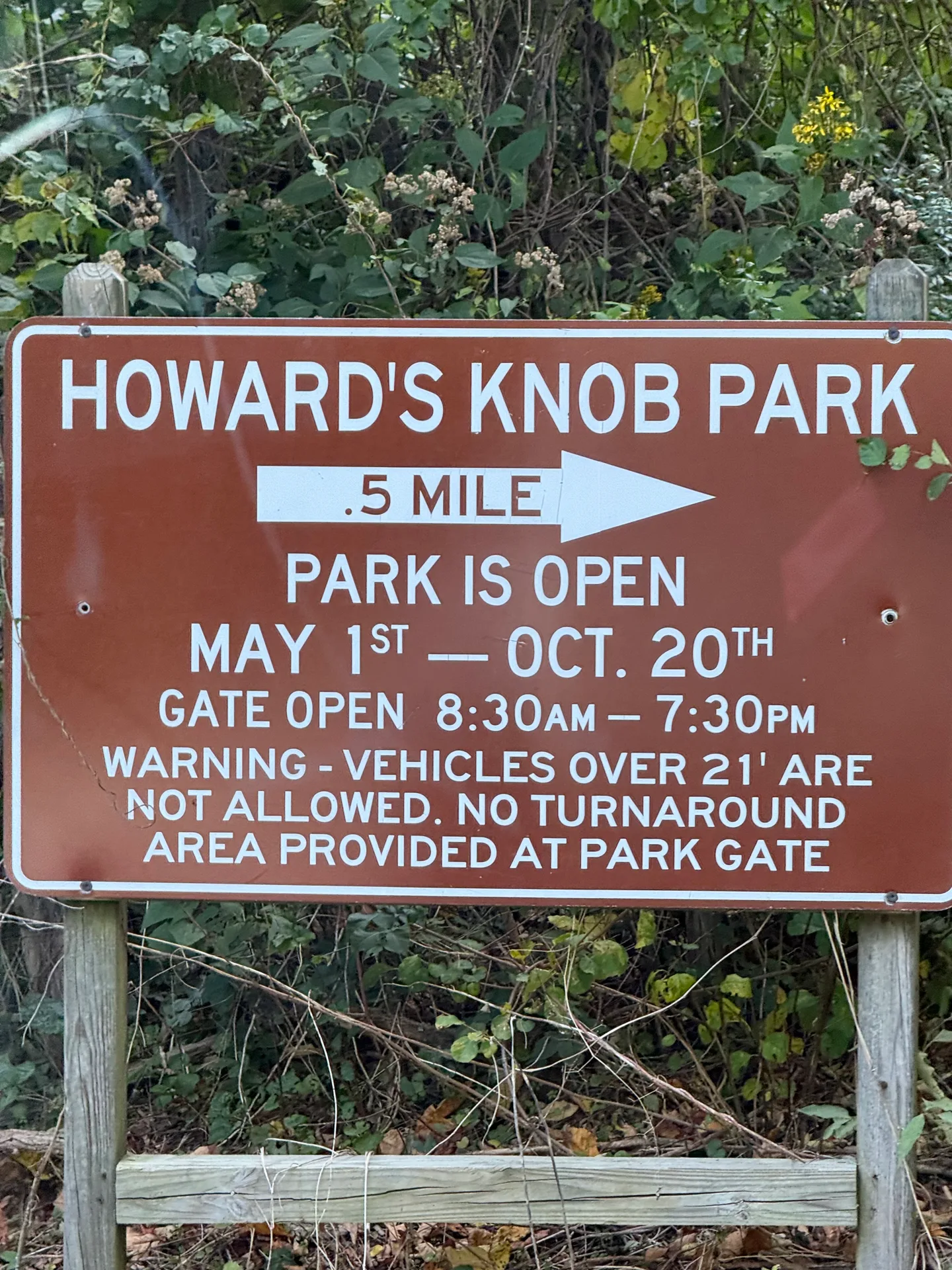 The Howard Knob Park information sign listing the half-mile walk, the May 1 to Oct 20 season, gate hours, and a 21-foot vehicle warning