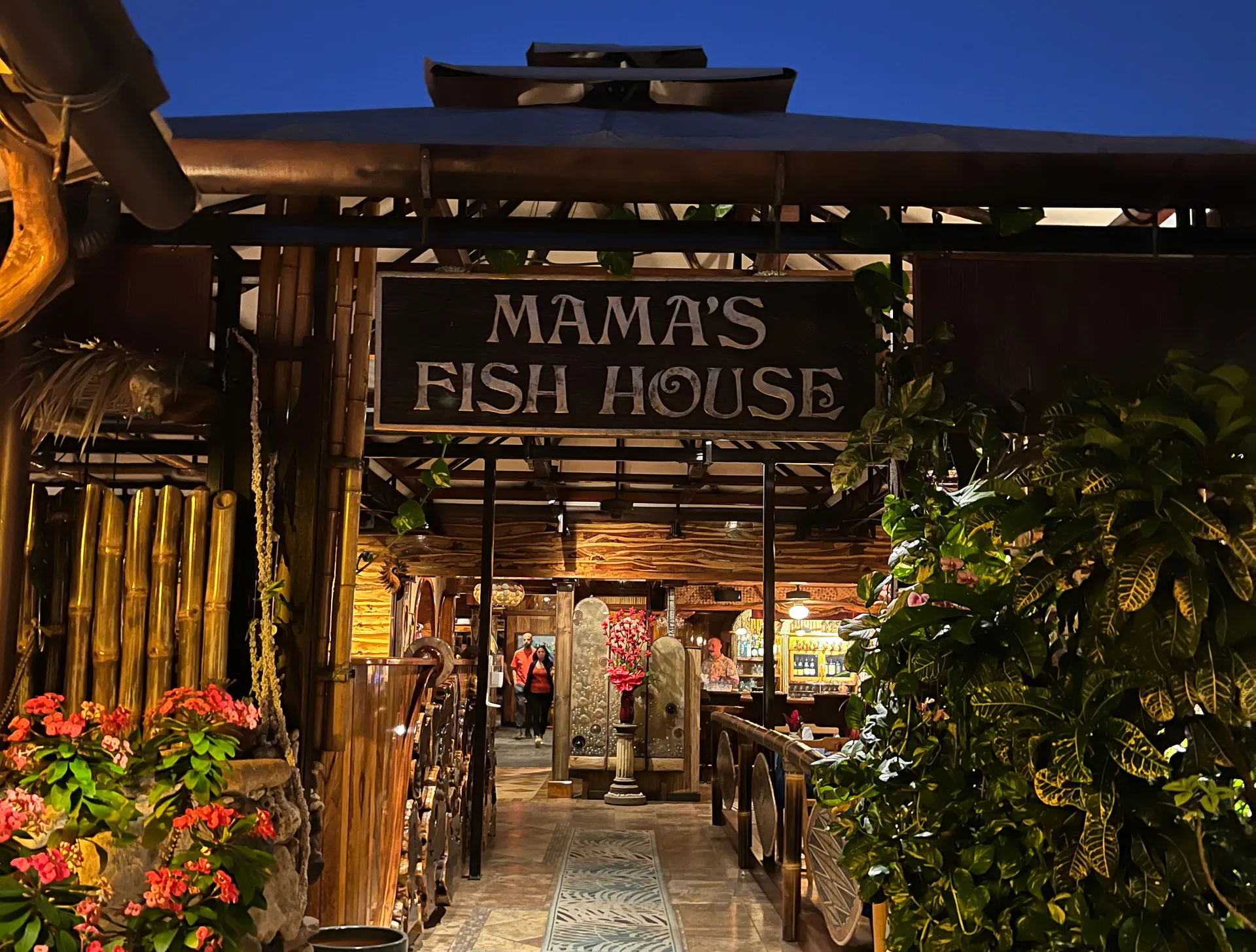 Maui dining scene showcasing fresh island-inspired cuisine