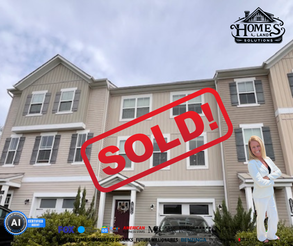 Barbara Jennings with homebuyer in Culpeper VA