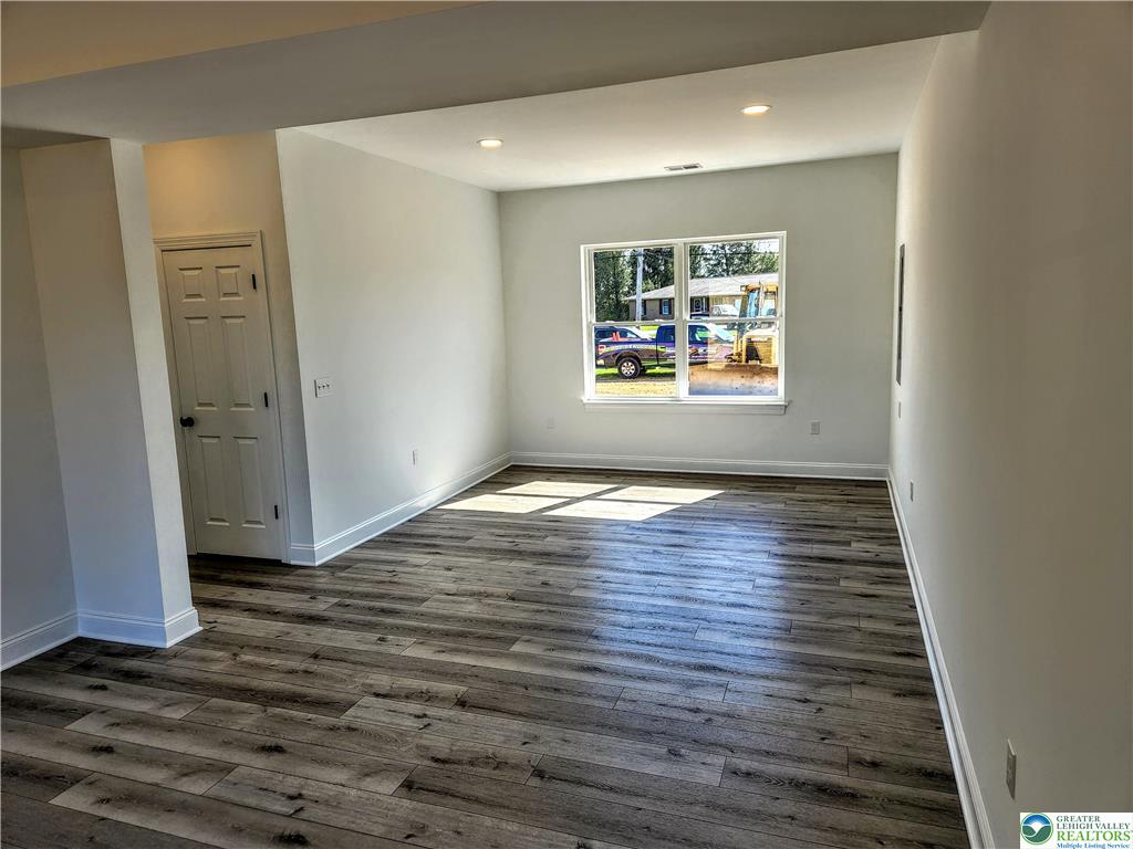 3307 Kennedy Drive interior detail