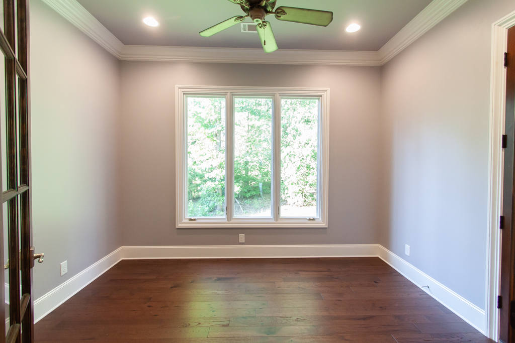 Dining room adjacent to the kitchen