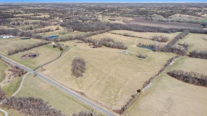 Expansive rural setting of the Holt, Missouri property
