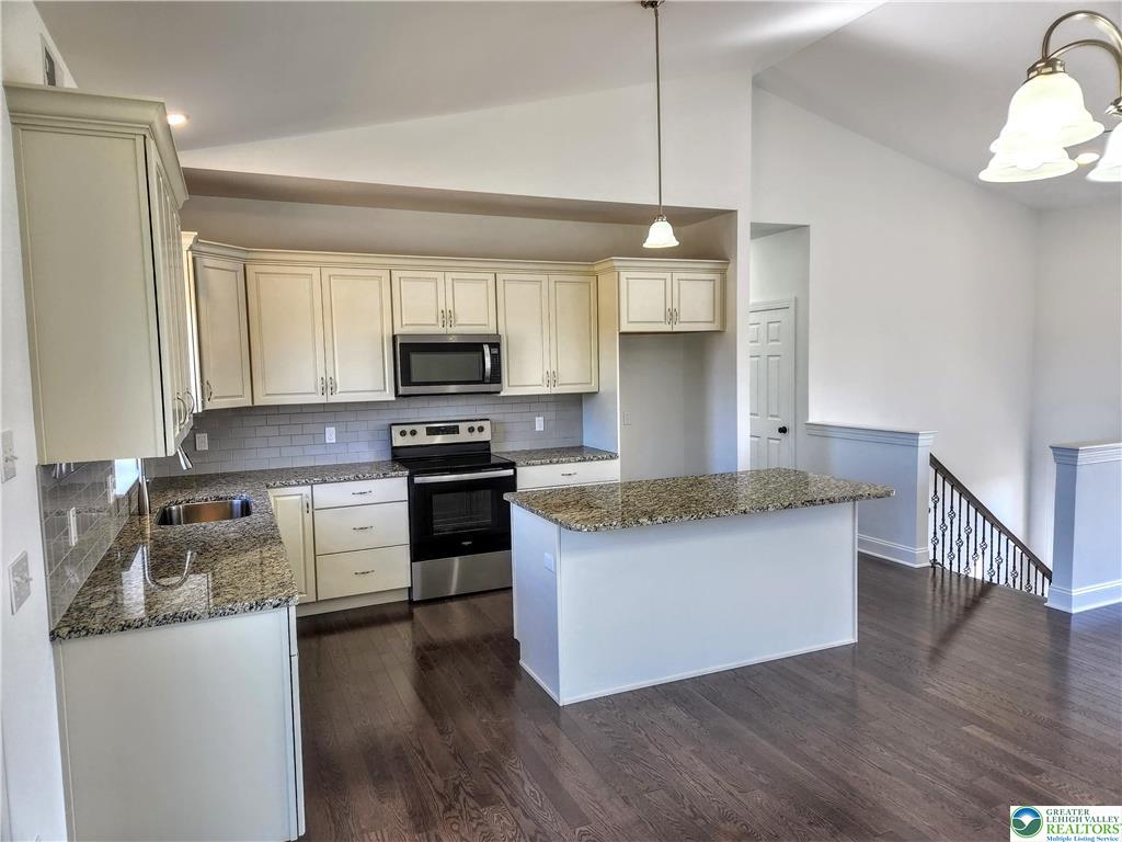 3307 Kennedy Drive interior detail