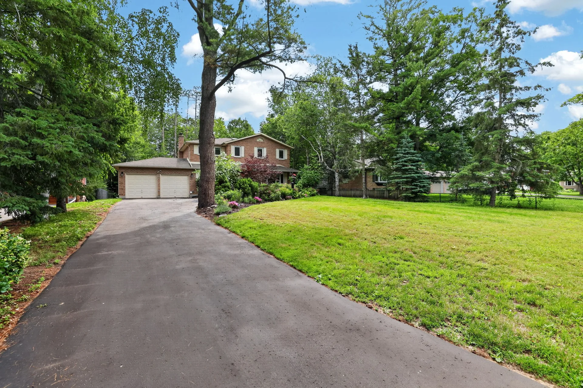 Sold property at 221 Park Ave in Holland Landing — East Gwillimbury