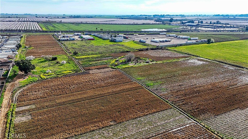 Wide shot of the land at 2577 Lobo Ave showing the terrain and vegetation