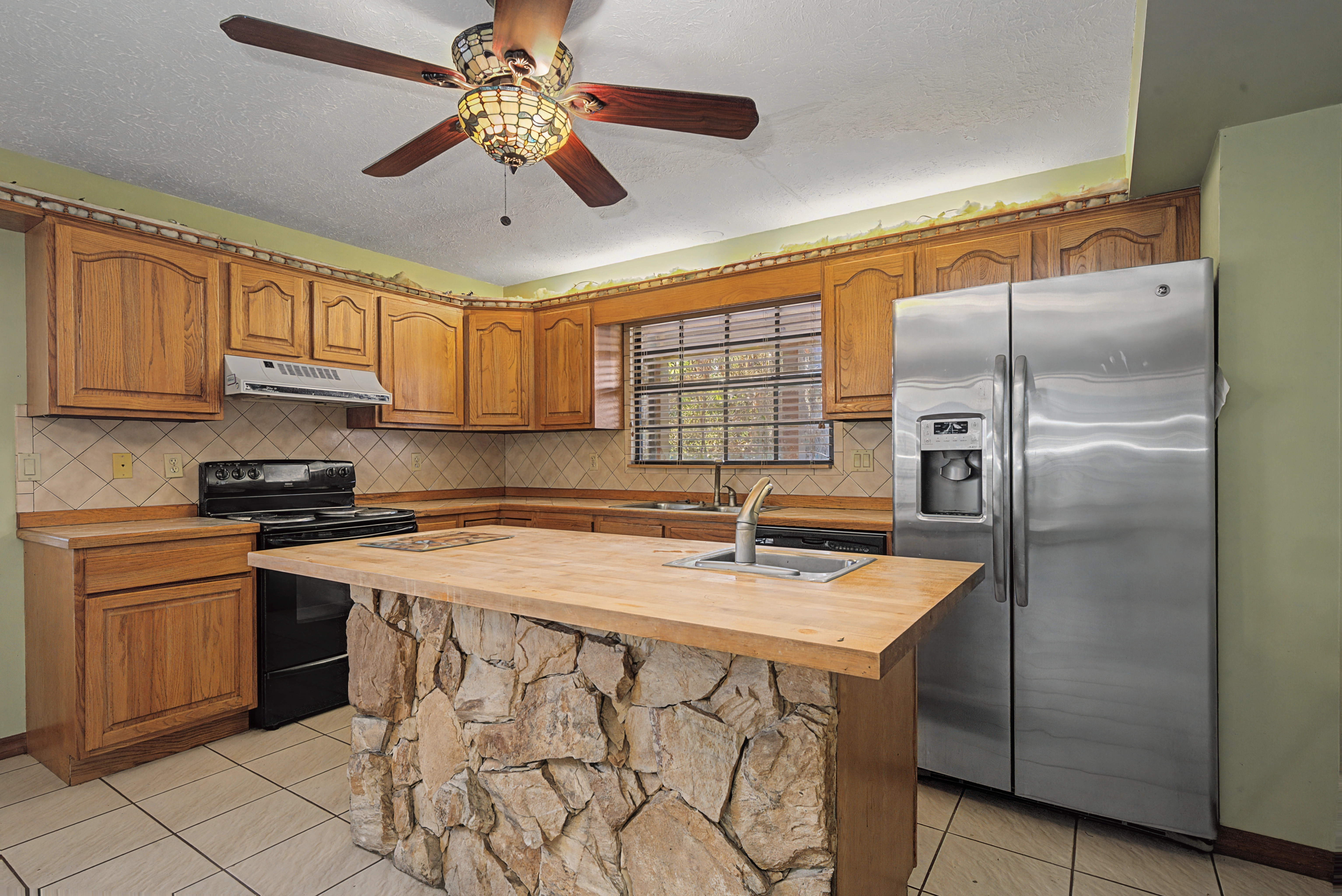 Current kitchen at 665 Moon Ranch Road Sebring FL