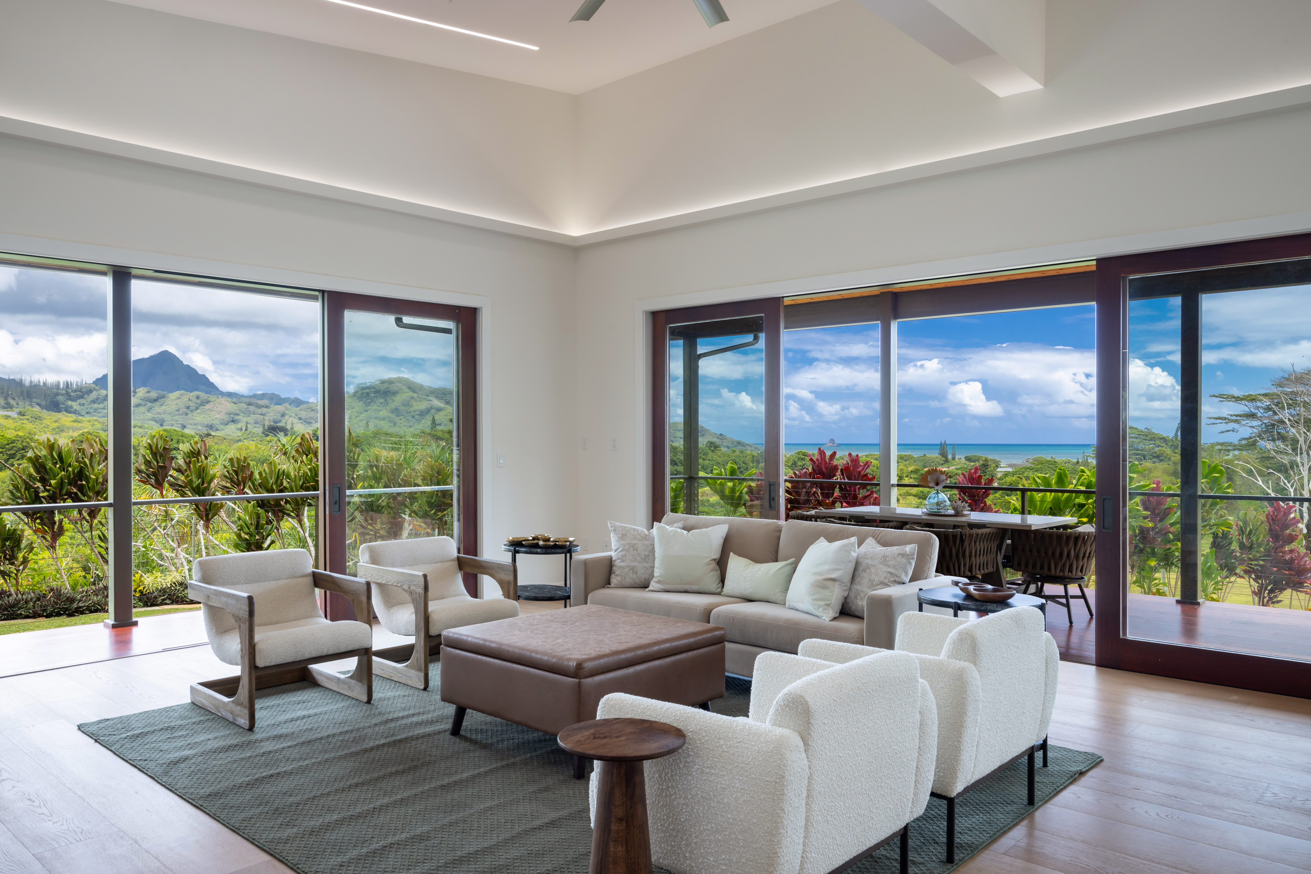A stunning Oʻahu home with breathtaking mountain and ocean views
