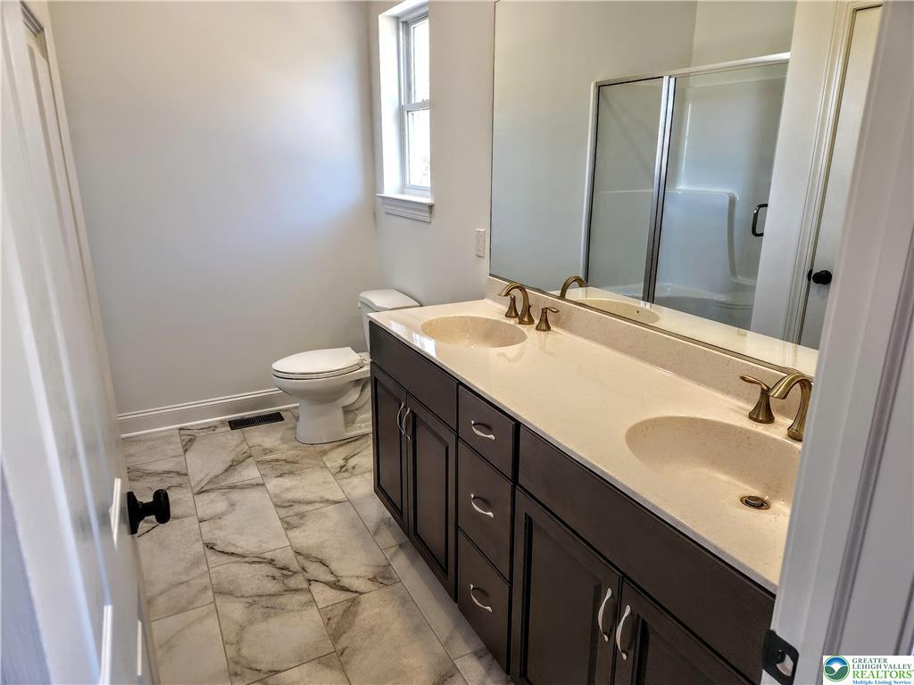 3307 Kennedy Drive interior detail
