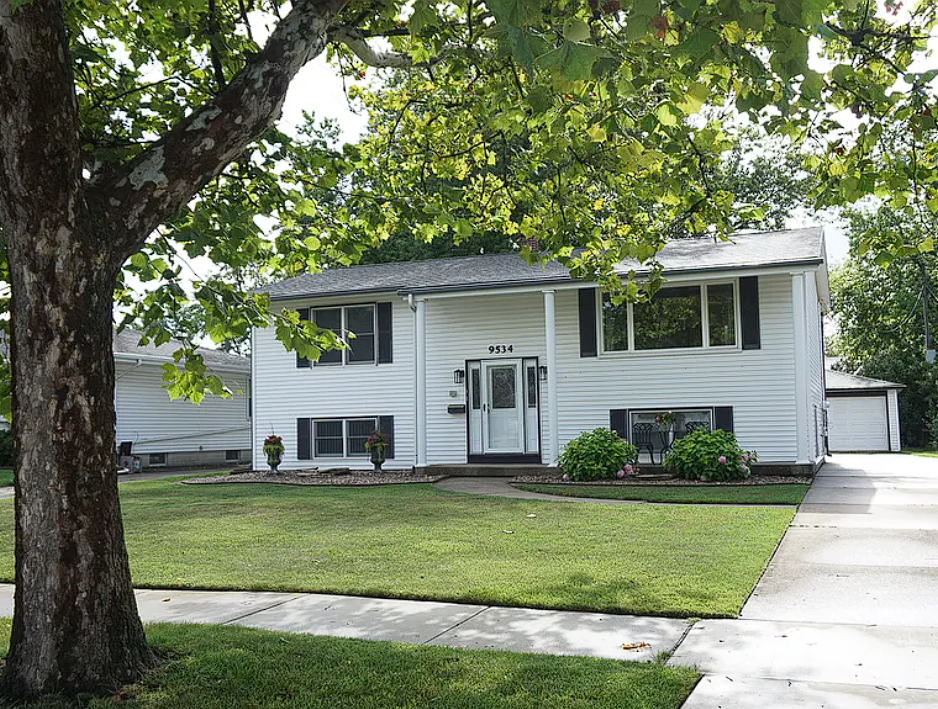 9534 Cypress Ave, Munster, IN - Sold listing