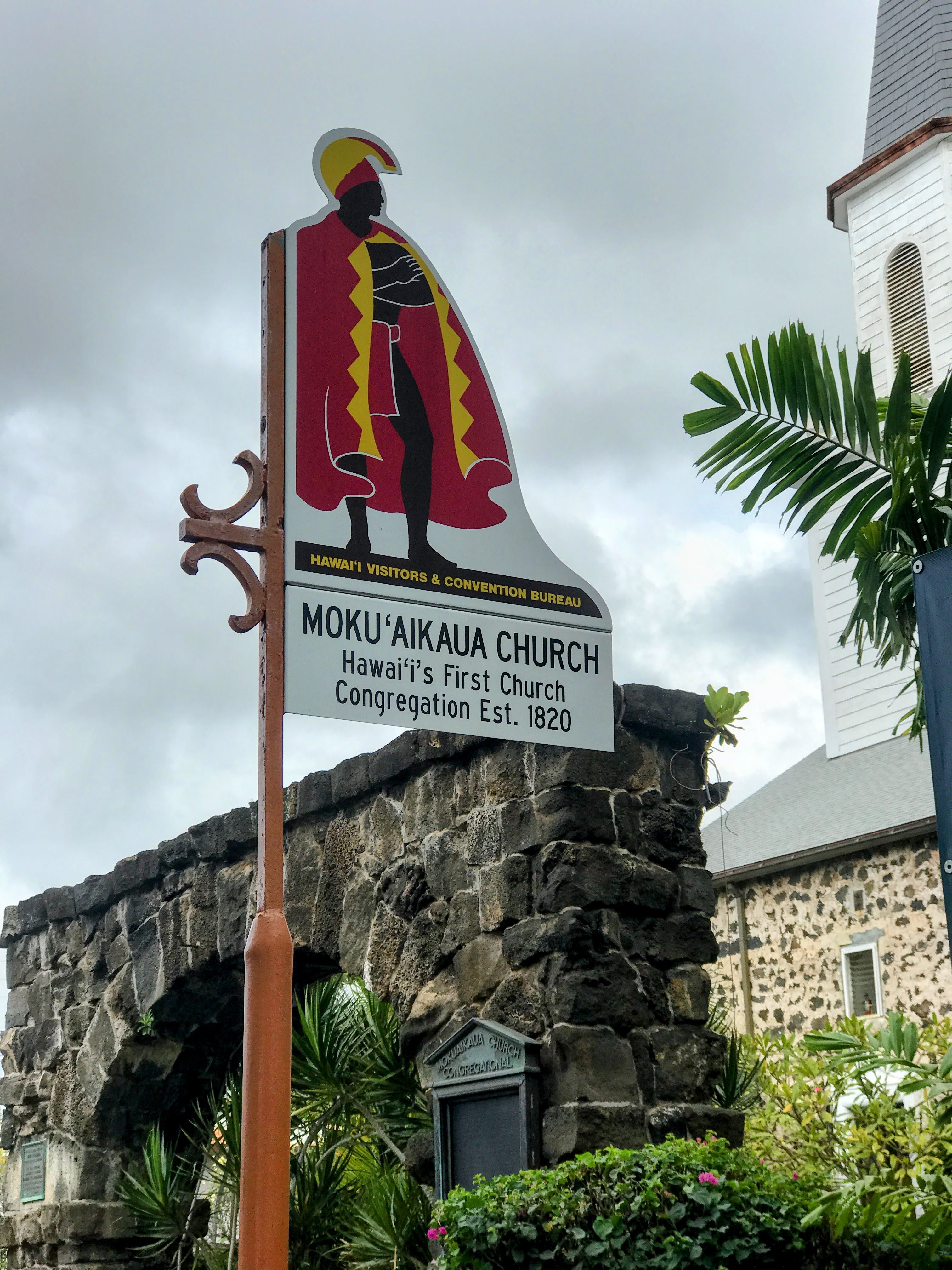 Hawaiʻi Historical Marker pointing out Mokuʻaikaua Church, the first church in Hawaiʻi, in old Kailua-Kona village
