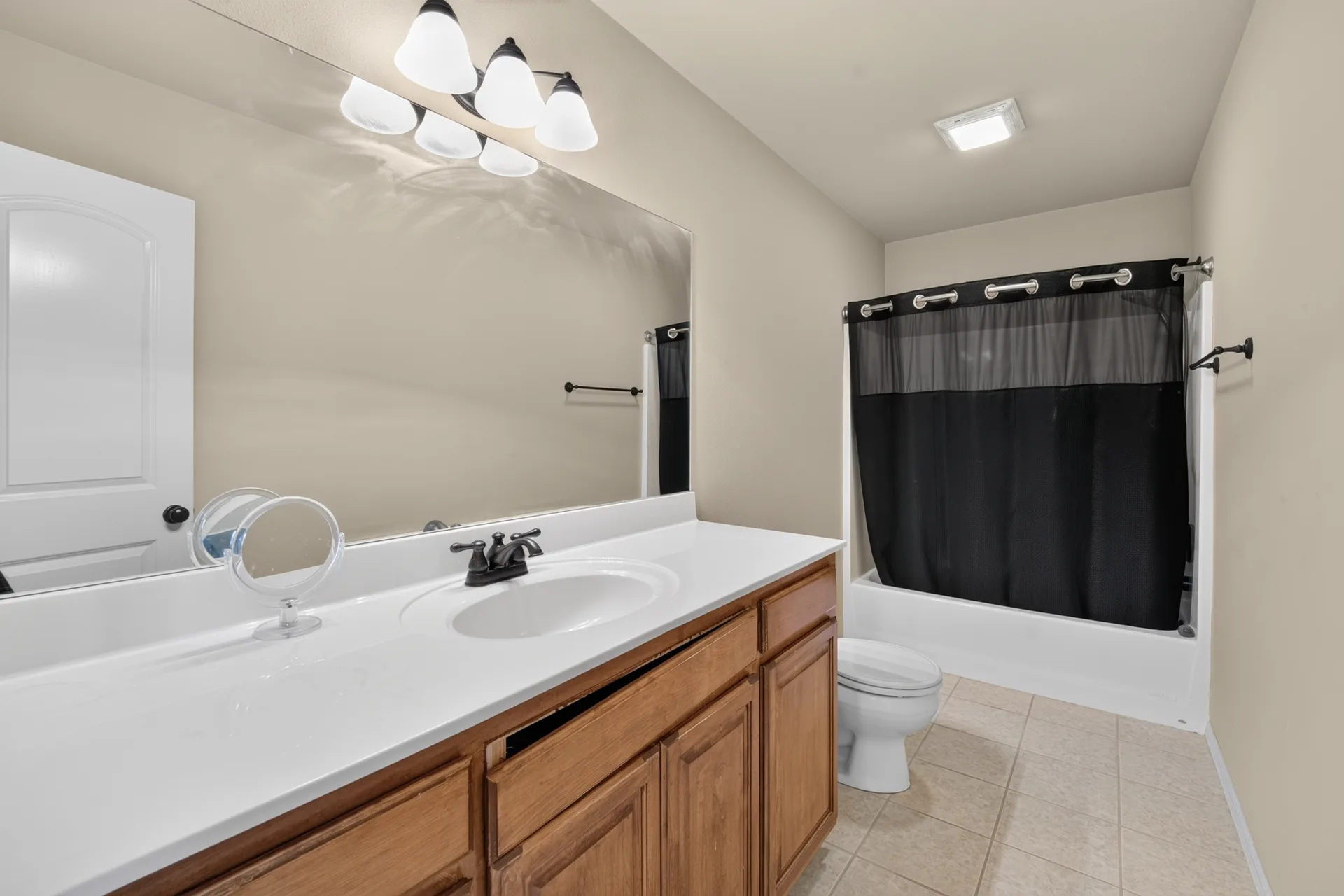 Bath with tub and vanity
